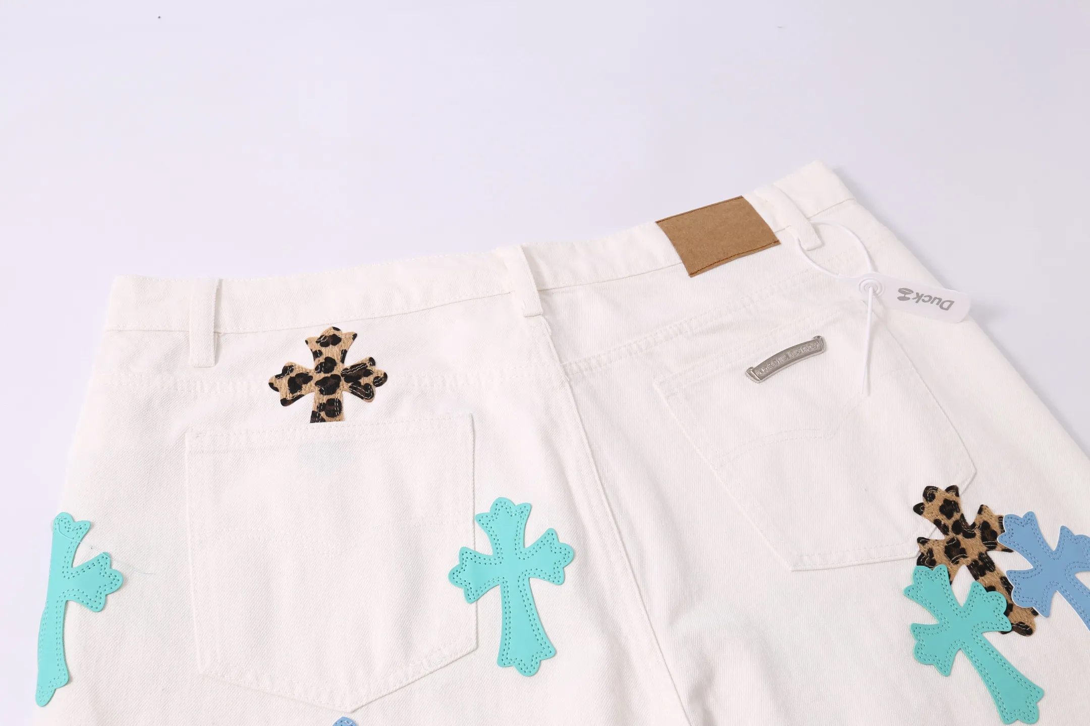 P240 Style number: H896 [Men's zipper style] Croxin & 𝐂𝐡𝐫𝐨𝐦𝐞 𝐇𝐞𝐚𝐫𝐭 ss25 new Fontainebleau limited star 💫 patchwork leather jeans. Styles with different washed textures are very friendly to people with thin legs. The slightly flared version perfectly modifies the shape of the legs. The timeless and moderate length makes it easy to match and match. It is the basis for various styles and is a must-have in your wardrobe! The fabric is stiff but also makes the upper body soft without losing texture. The washing process is even more perfect. It is a must-have item for everyone! ! ! Washed wheat, hang tag, pants label, complete with three labels Color: white Size: 30-32-34-36